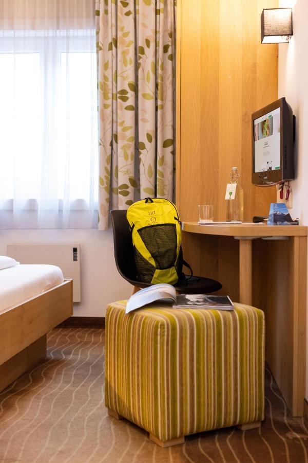 Hotel Gruener Baum Zell am See Bagian luar foto