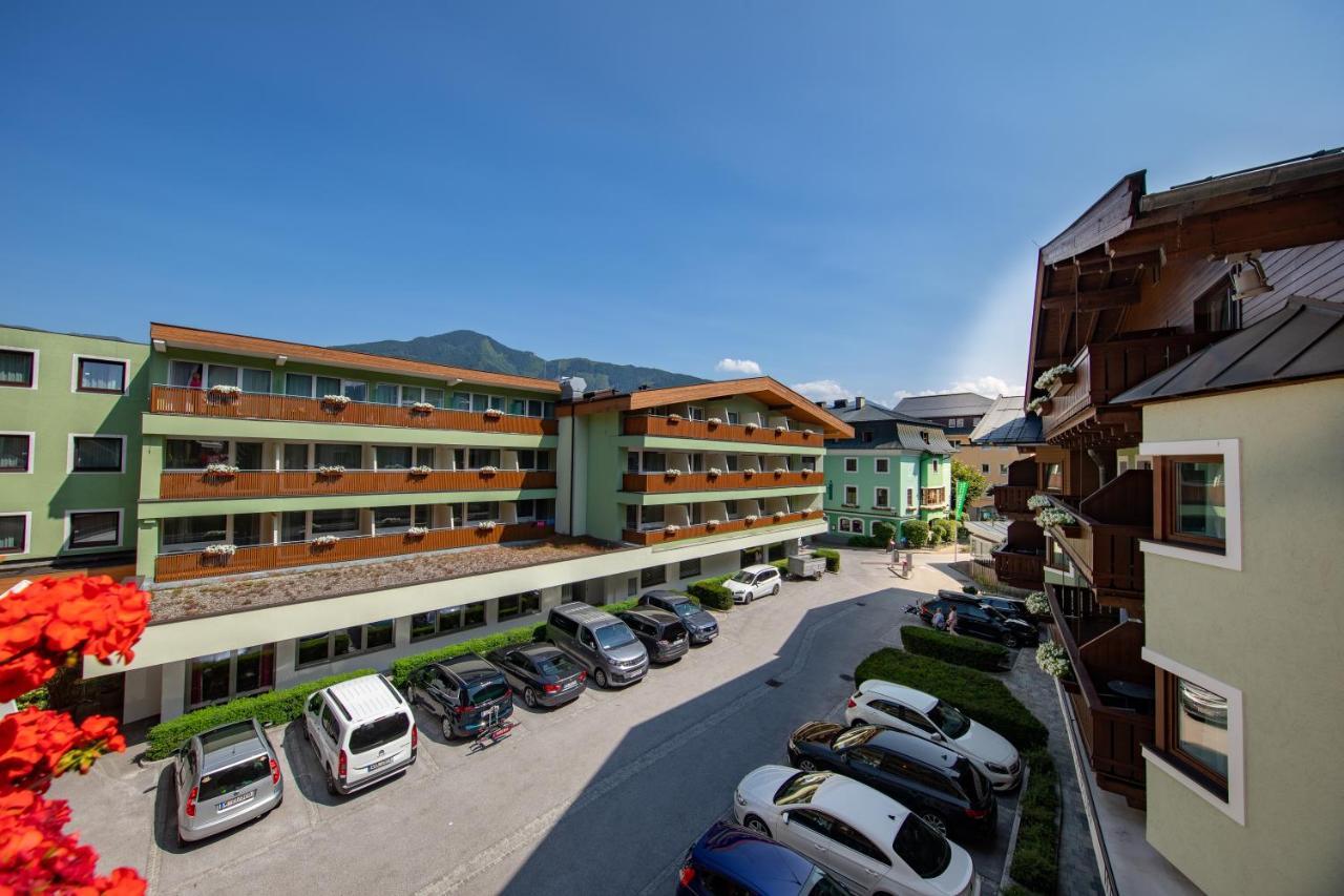 Hotel Gruener Baum Zell am See Bagian luar foto