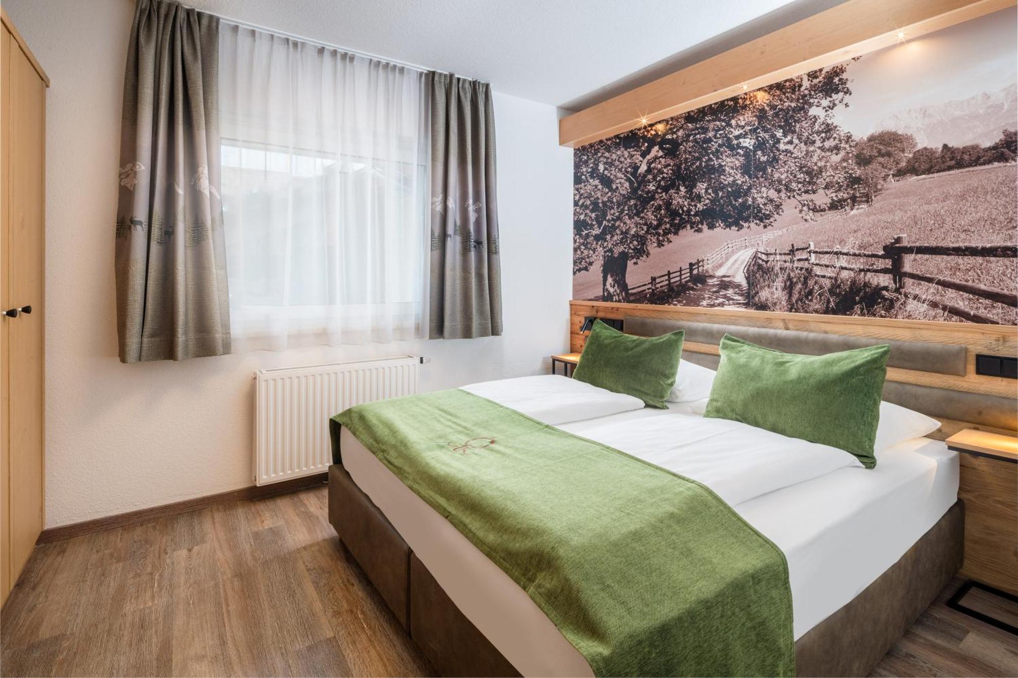 Hotel Gruener Baum Zell am See Bagian luar foto