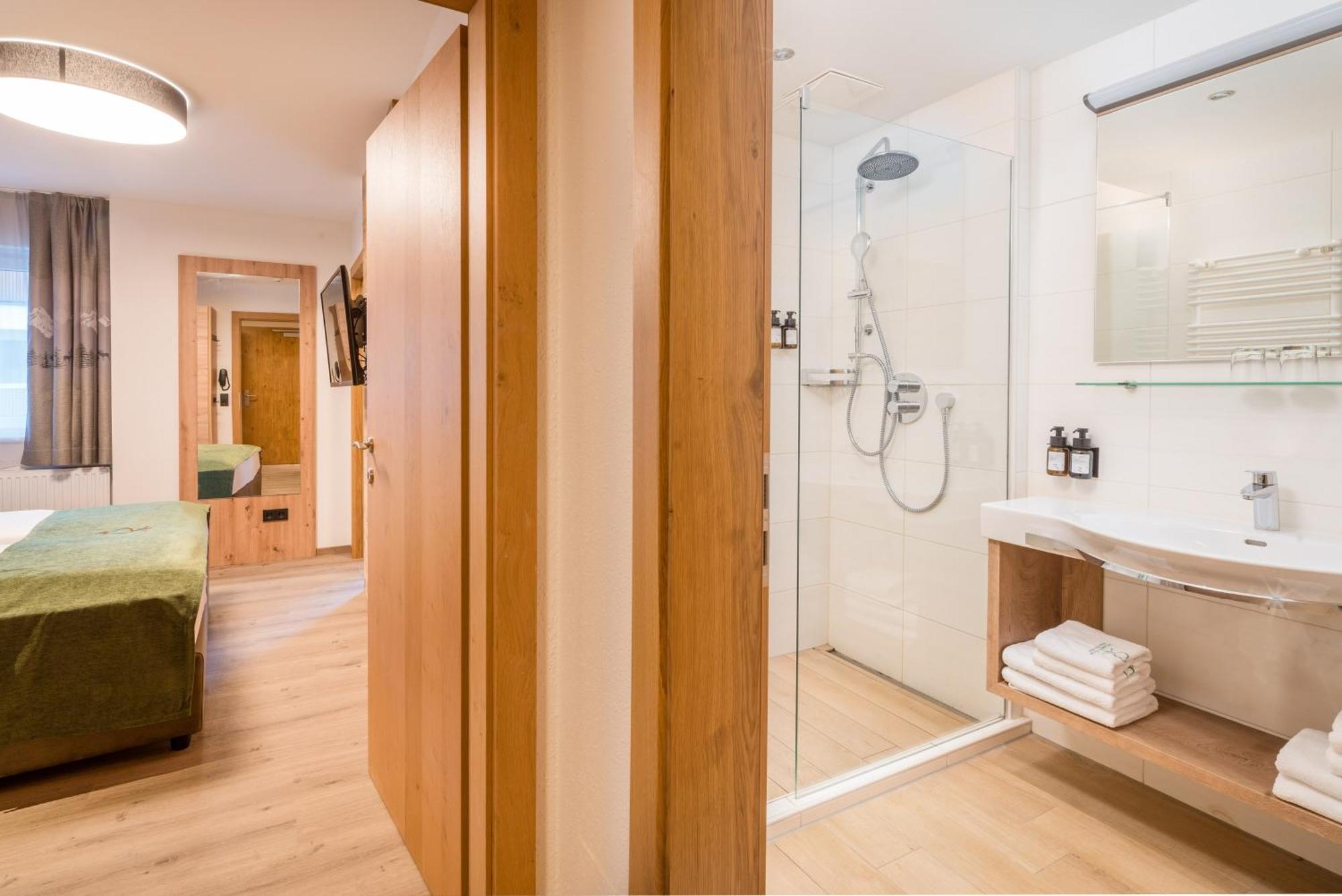 Hotel Gruener Baum Zell am See Bagian luar foto