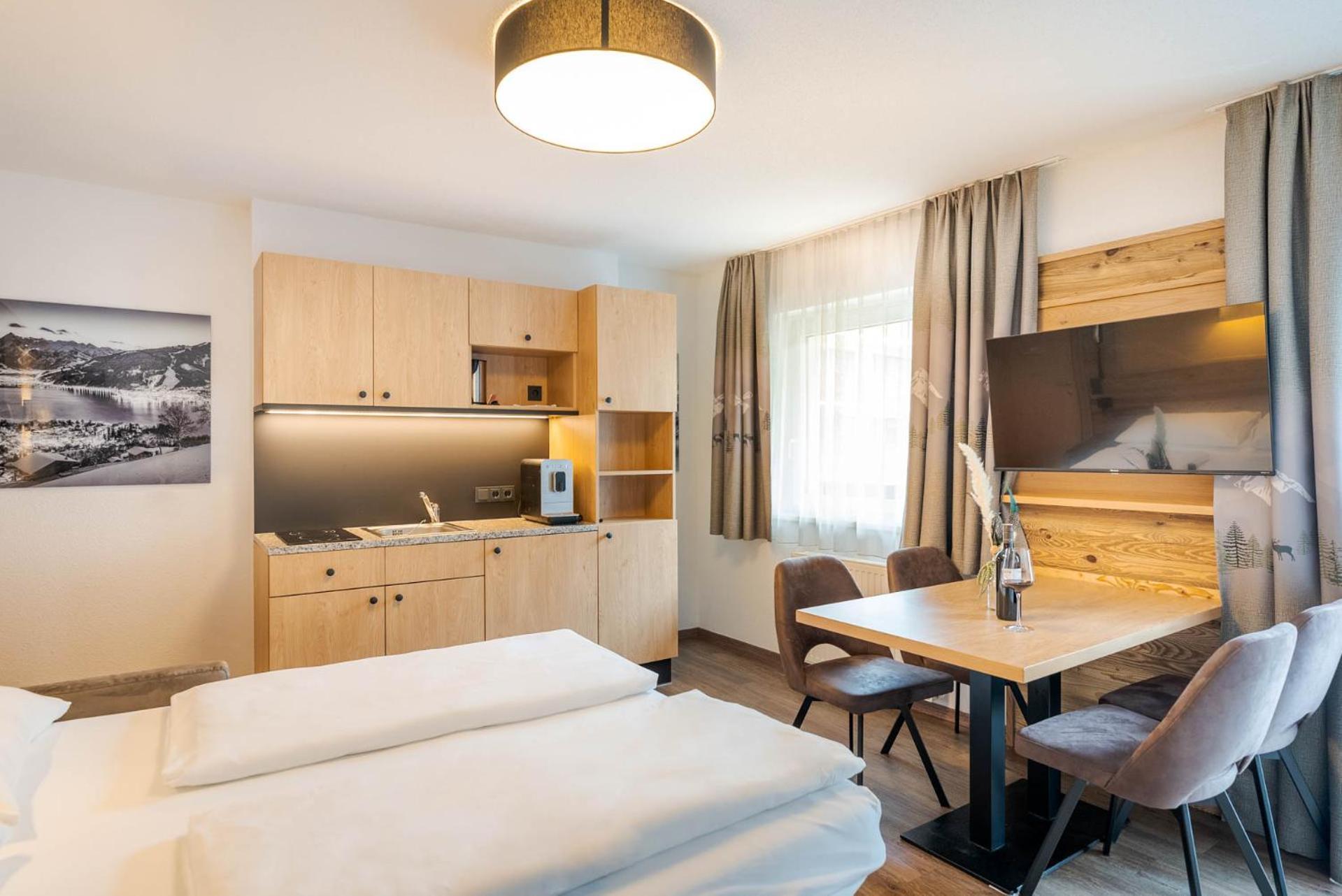 Hotel Gruener Baum Zell am See Bagian luar foto