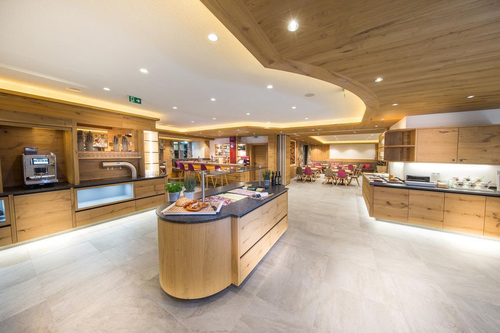 Hotel Gruener Baum Zell am See Bagian luar foto
